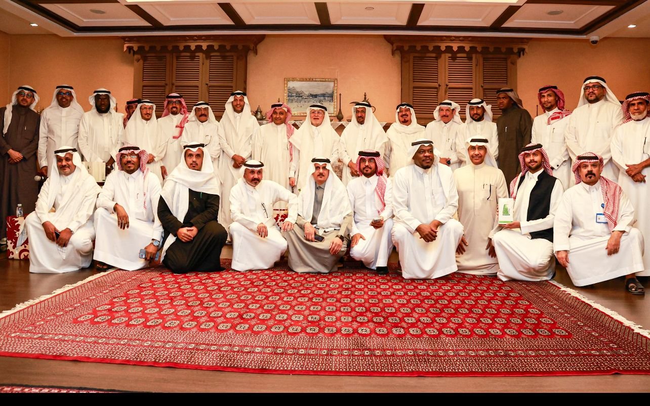 خوجة في مكة يستعرض تاريخ الصحافة السعودية ومستقبلها الرقمي ويكشف قصة إطلاق قناتي القرآن والسنة