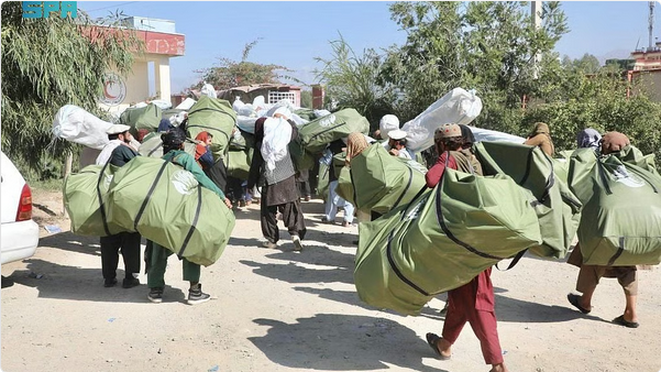 مركز الملك سلمان للإغاثة يوزع (380) حقيبة إيوائية للمتضررين من الزلزال في مديرية علينكار بأفغانستان