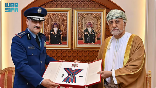 سُلطان عُمان يمنح قائد القوات الجوية الملكية السعودية وسام عُمان العسكري