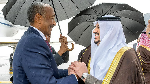 رئيس مجلس السيادة الانتقالي بجمهورية السودان يصل إلى الرياض وفي مقدمة مستقبليه نائب أمير المنطقة