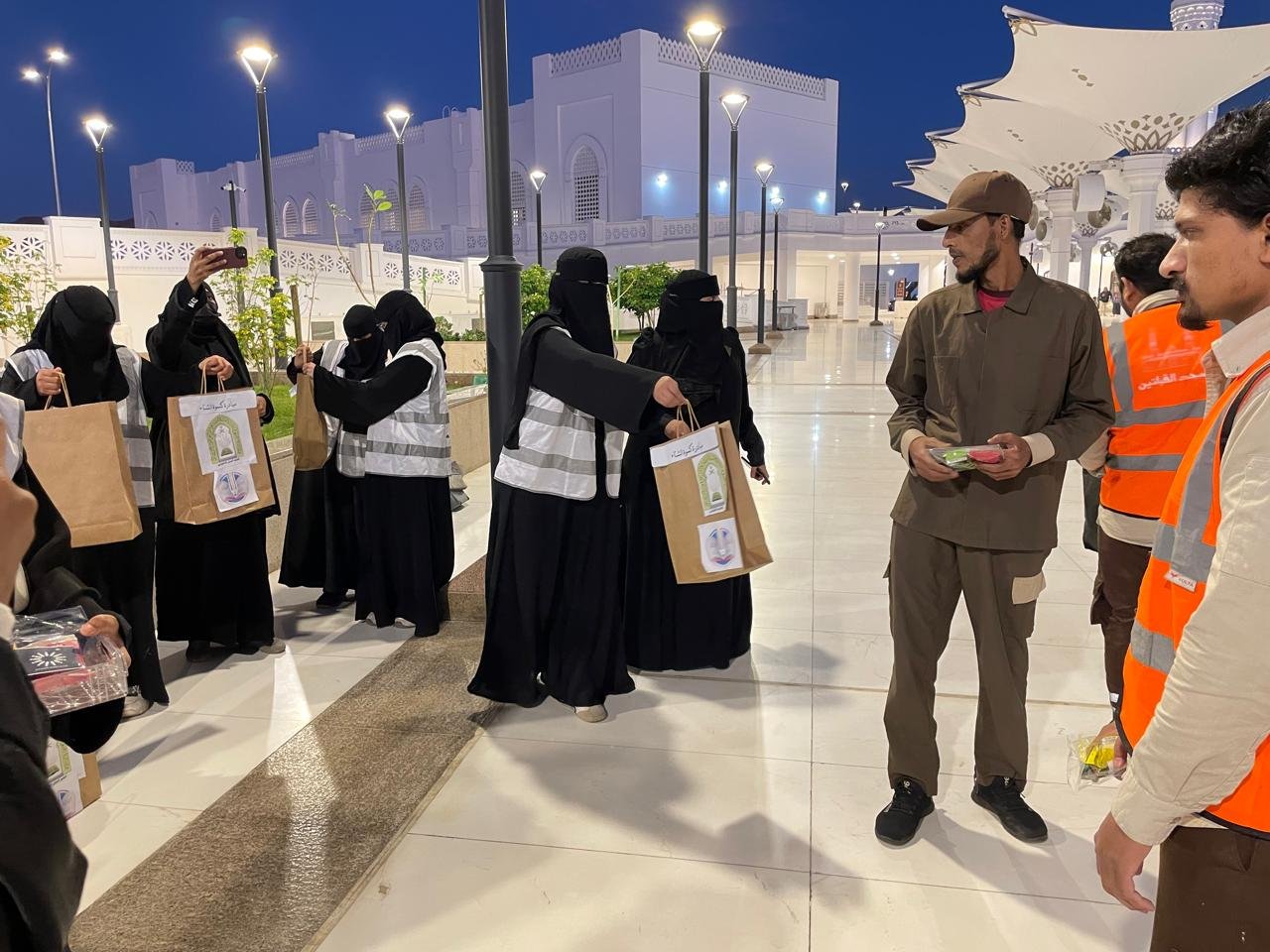 الشؤون الإسلامية بالمدينة المنورة تُقيم مبادرتين تطوعيتين في جامع القبلتين ومحافظة الحناكية