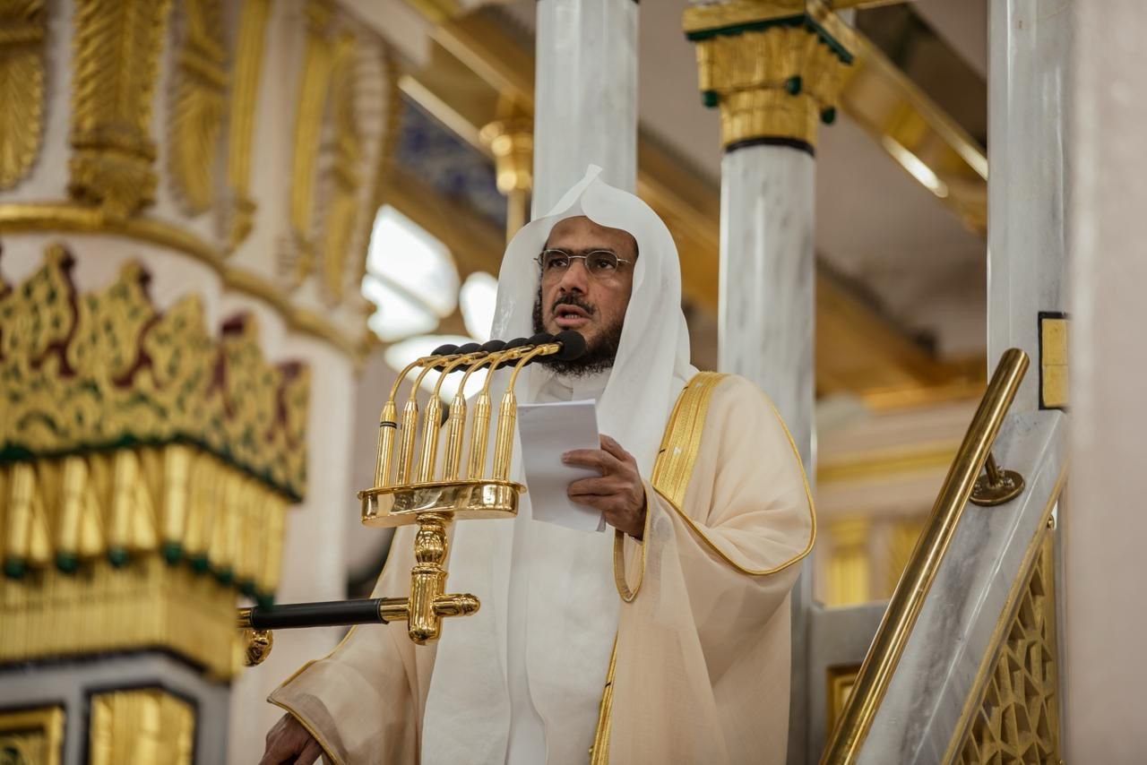 خطيب المسجد النبوي الشيخ عبد الباري الثبيتي: العمل في الإسلام للموظف ارتقاء وإتقان وعبودية صادقة