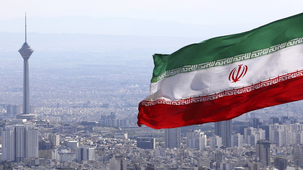 طهران تصعد دبلوماسياً: استدعاء سفراء 4 دول أوروبية احتجاجاً على "التدخل"