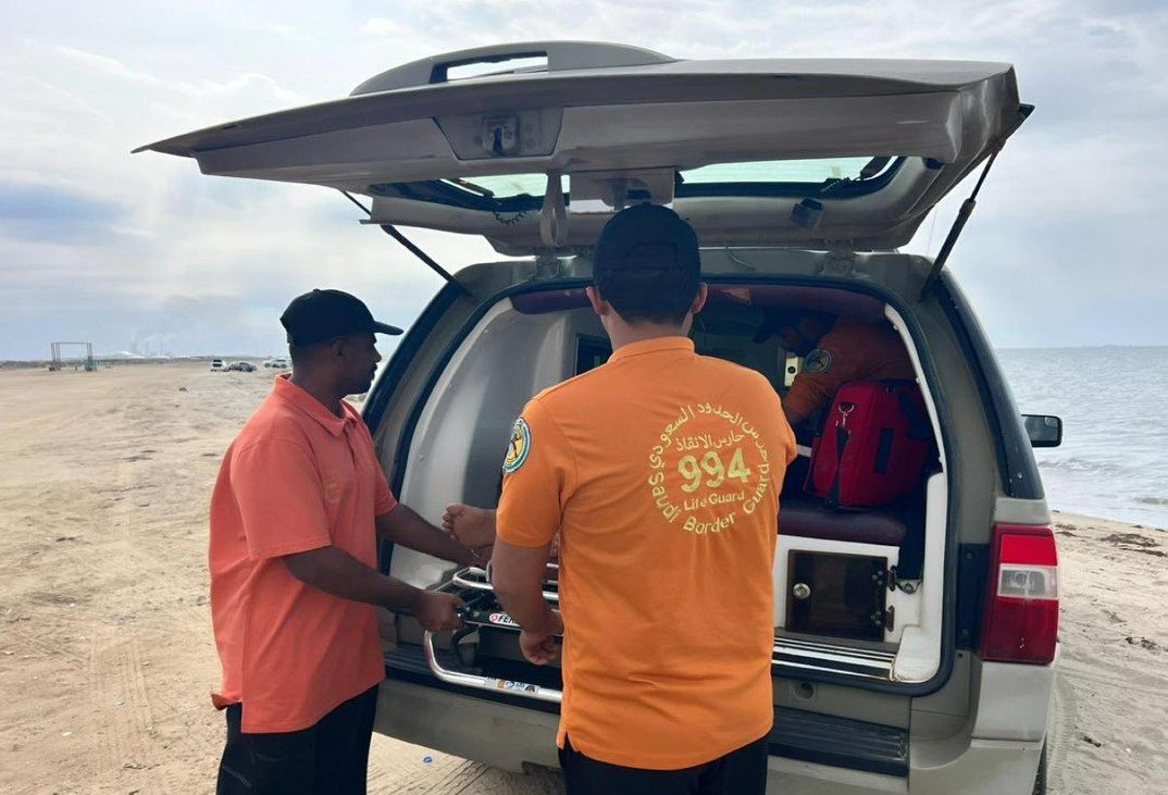 حرس الحدود ينقذ بـجازان مواطنًا من الغرق أثناء ممارسة السباحة