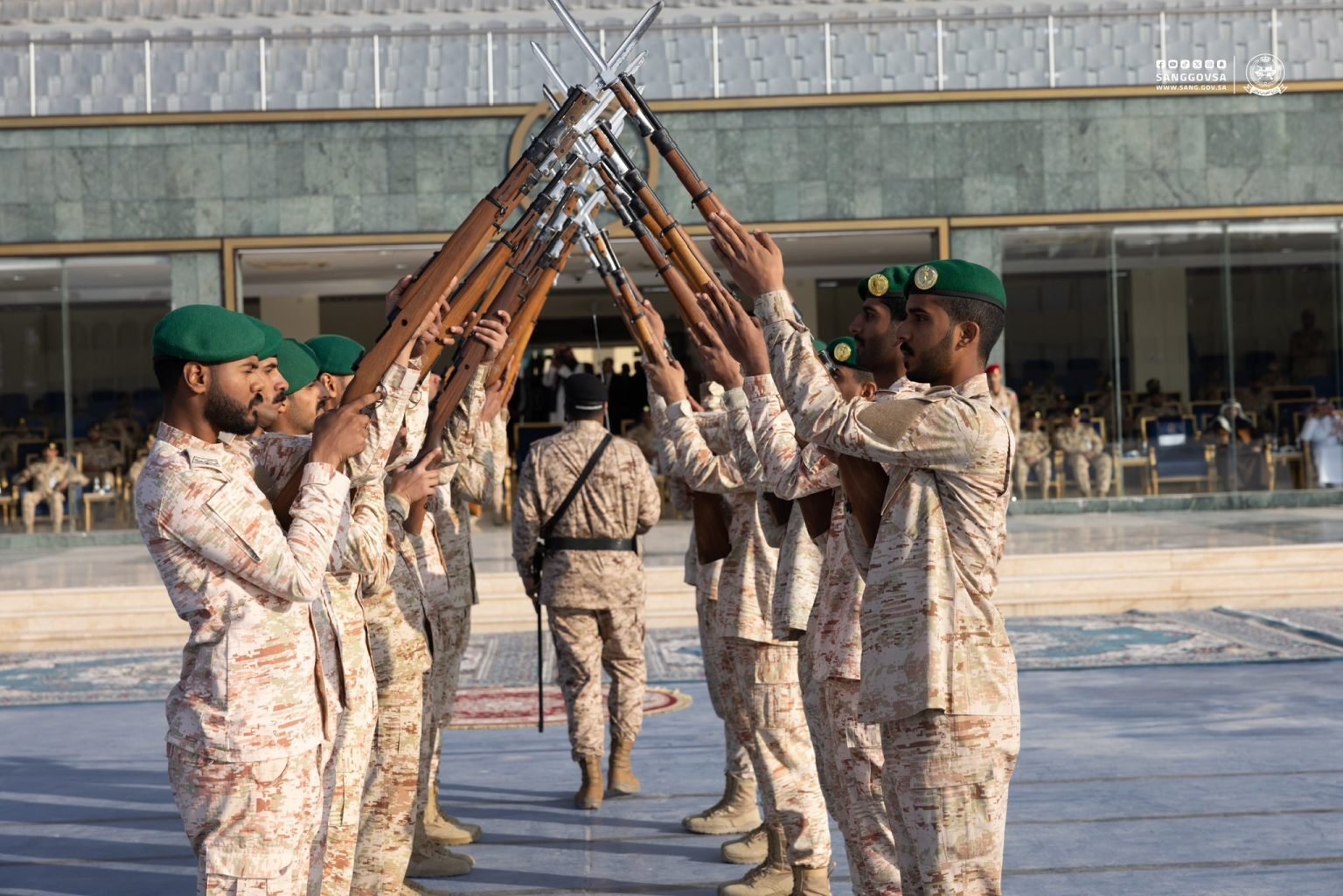 بمشاركة "الحرس الملكي".. كلية الملك خالد العسكرية تُخرج الدفعة الثانية من دورة مهارات السلاح والعروض