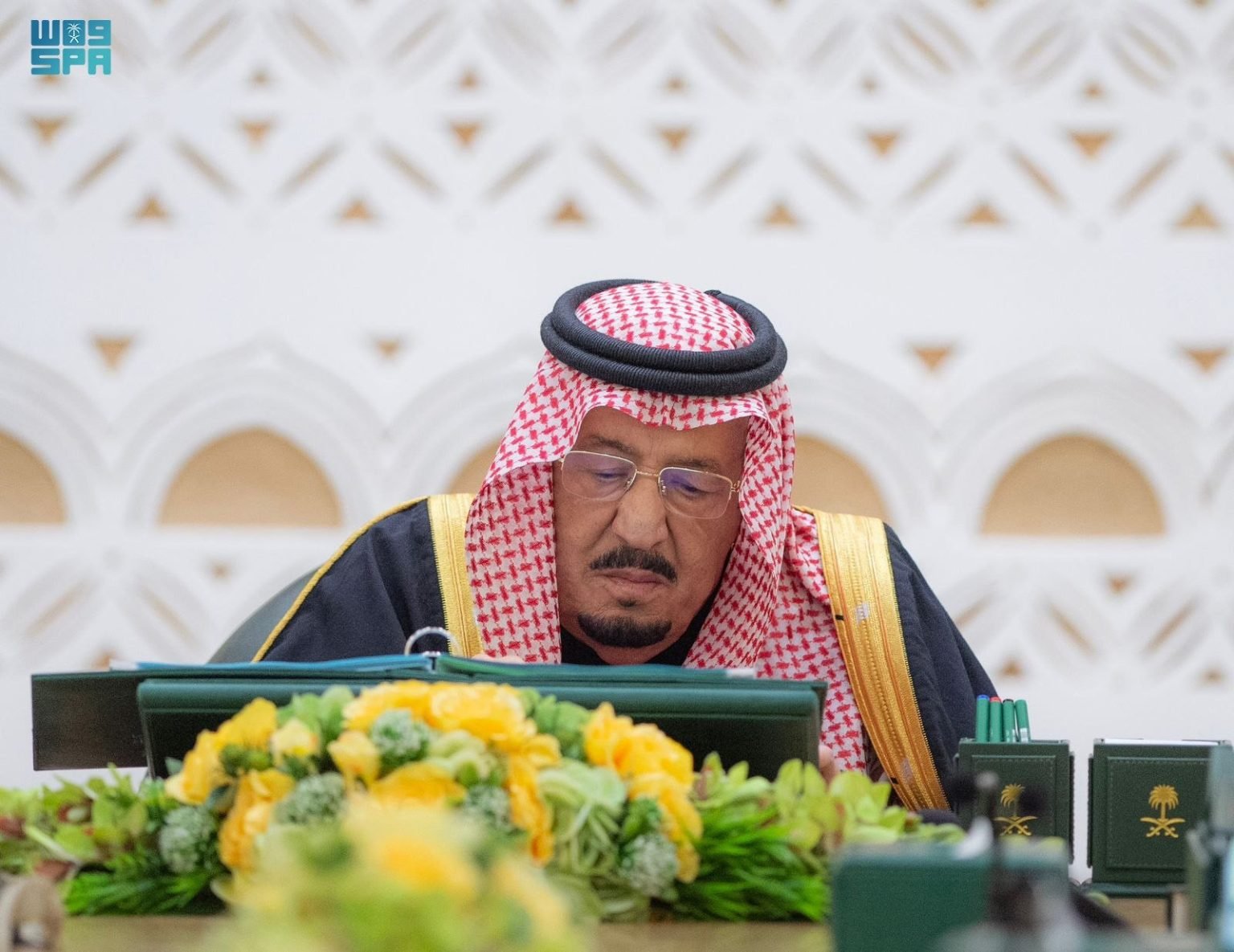 خادم الحرمين الشريفين يرأس جلسة مجلس الوزراء في الرياض.