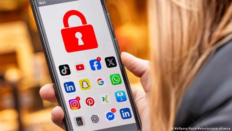 ثورة فرنسية ضد "الإدمان الرقمي": باريس تستعد لحجب منصات التواصل عن القاصرين دون سن 15 عاماً