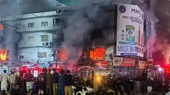 مأساة كراتشي.. ارتفاع حصيلة ضحايا حريق "غول بلازا" إلى 60 قتيلاً وعشرات المفقودين