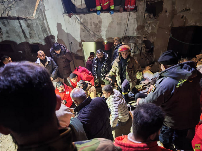 لبنان: إنقاذ طفلة من تحت أنقاض مبنى منهار في طرابلس وعمليات البحث مستمرة