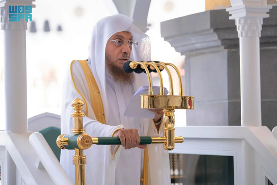 خطيب المسجد الحرام: المجالسة الرقمية "خطر صامت" والأسرة حصن النشء الأول