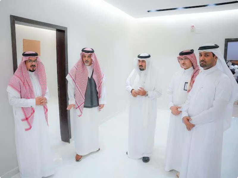 أمير الباحة يوجّه بتسليم وحدات سكنية جاهزة للأسر الأشد حاجة في المخواة