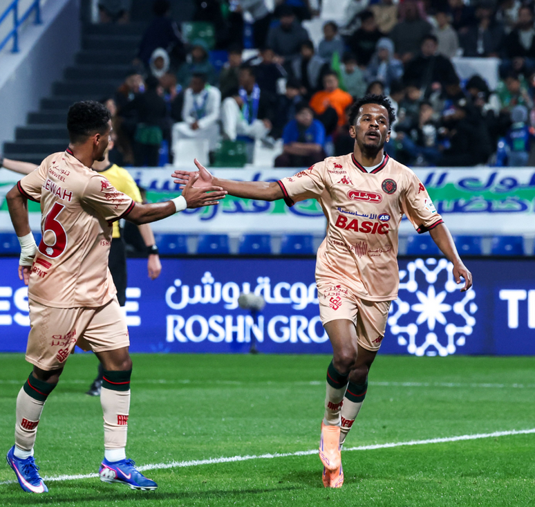 الخلود يُكشر عن أنيابه ويمطر شباك الفتح بخماسية مدوية في ليلة تألق "إنريكي"