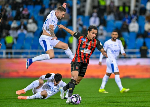 بعزيمة "العشرة".. الرياض يصعق الهلال ويوقف قطار انتصاراته بنقطة تاريخية في دوري روشن