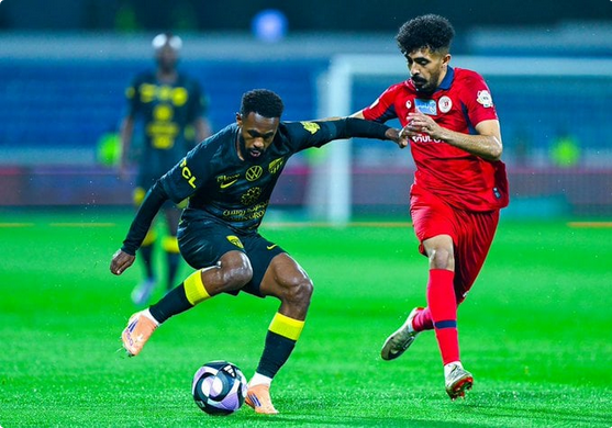 تعادل بطعم الخسارة.. الاتحاد ينجو من فخ ضمك ويفقد "فابينهو" بالحمراء