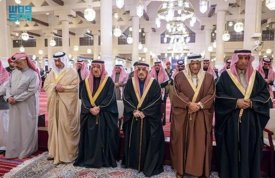 أمير الرياض يؤدي صلاة الميت على والدة الأمير شقران بن سعود
