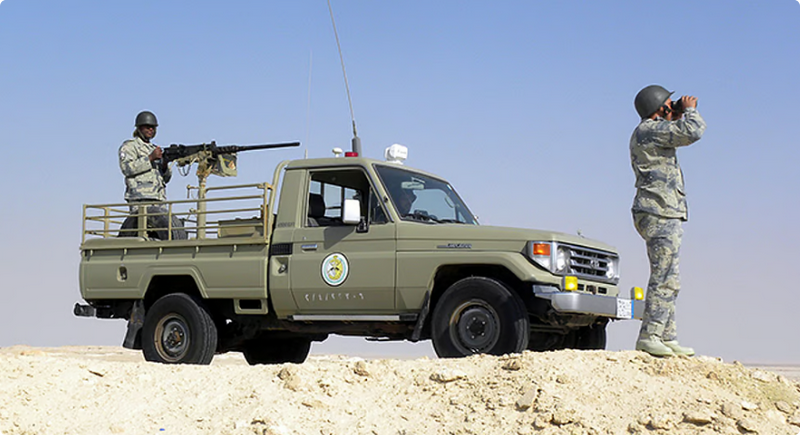 حرس الحدود ينقذ مواطنًا تعطلت مركبته في رمال الربع الخالي