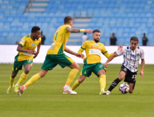 شباك مستعصية.. الشباب يتعثر في فخ التعادل أمام "عشرة" لاعبين من الخليج