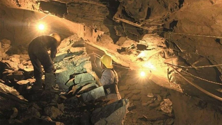 فاجعة في غينيا.. مقتل 11 شخصاً إثر انهيار منجم ذهب "عشوائي" شرقي البلاد