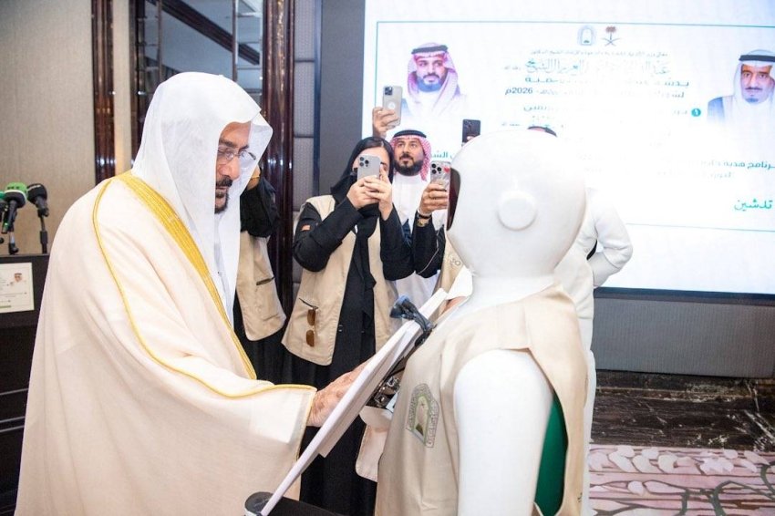 آل الشيخ يدشن برامج خادم الحرمين لتوزيع المصاحف والتمور وتفطير الصائمين