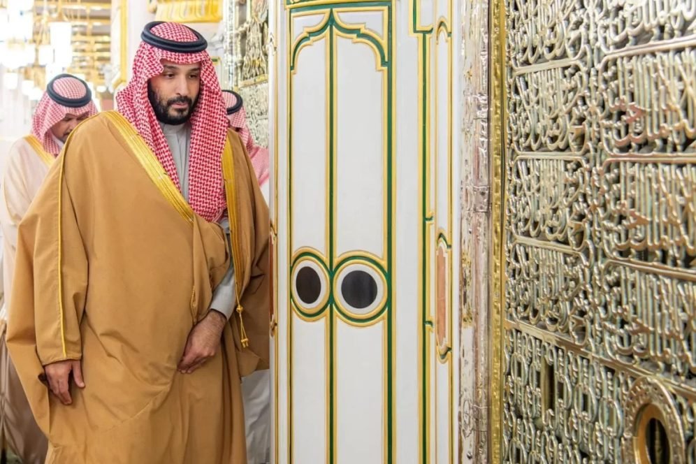 ولي العهد يؤدي الصلاة في الروضة الشريفة ويزور المسجد النبوي في المدينة المنورة