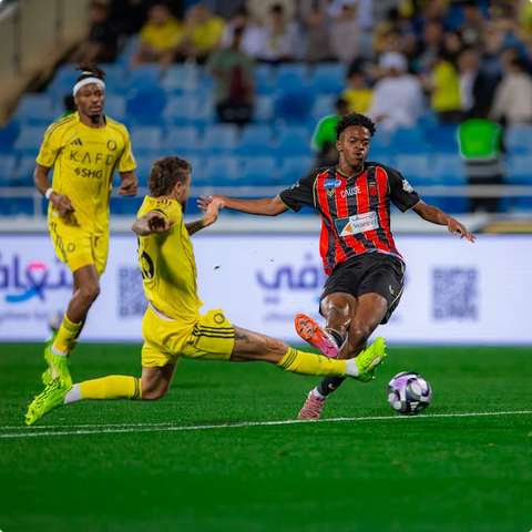النصر يتجاوز الرياض ويتصدر دوري روشن مؤقتًا
