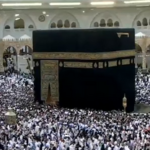 مشاهد إيمانية مهيبة.. انسيابية حركة المعتمرين في صحن المطاف فجر اليوم رغم الكثافة البشرية