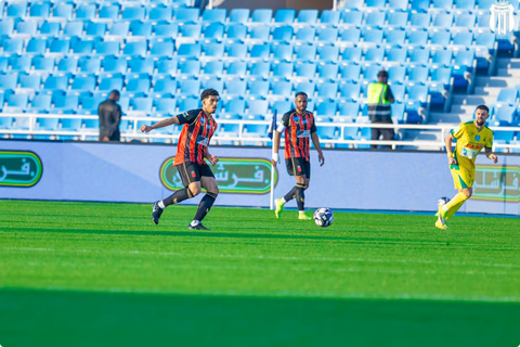 تعادل بطعم الخسارة لـ "مدرسة الوسطى".. الخليج يقتنص نقطة ثمينة من الرياض في الوقت القاتل