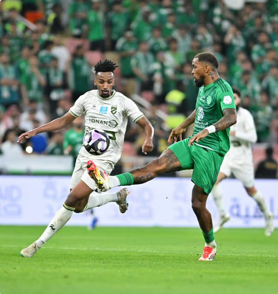 الأهلي يقتنص وصافة دوري روشن بثنائية في شباك الحزم