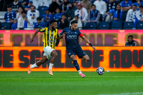 بـ "عشرة مقاتلين".. الاتحاد يفرمل الهلال في "المملكة أرينا"