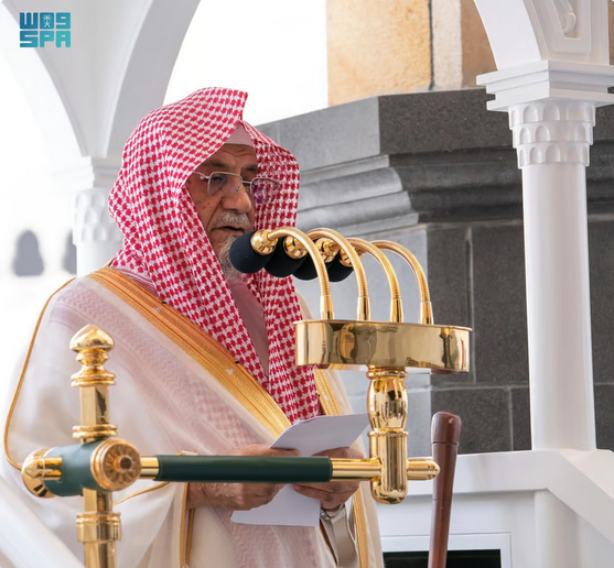 ابن حميد يبيّن في خطبة الجمعة أن صلاح القلوب بالإيمان والزهد والقناعة طريق النعيم والطمأنينة