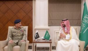 وزير الدفاع السعودي يبحث مع قائد الجيش الباكستاني تطورات الاعتداءات الإيرانية