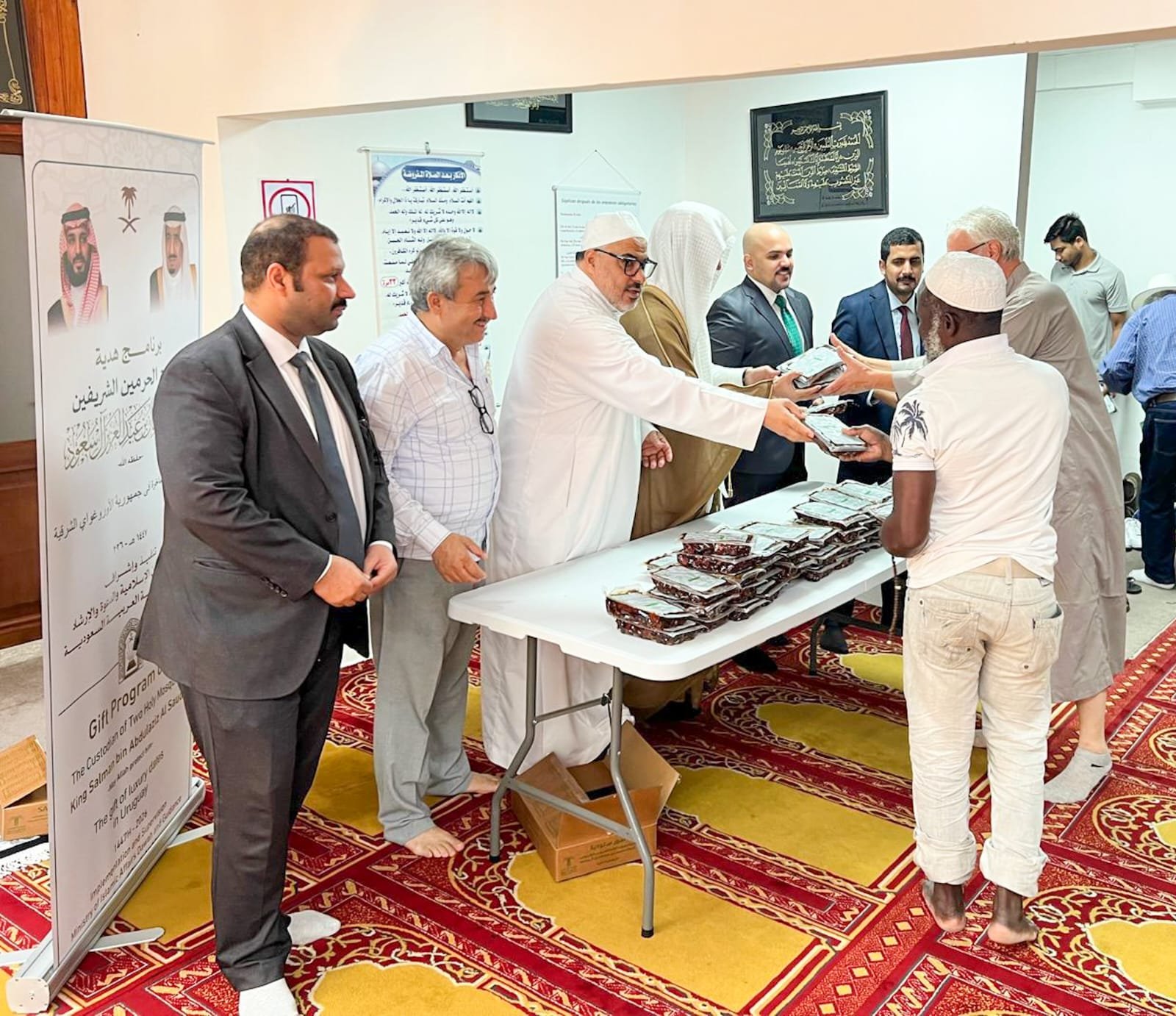 الشؤون الإسلامية تنفذ برنامج خادم الحرمين الشريفين لتوزيع التمور في جمهورية الأوروغواي