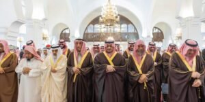نائب امير مدينة الرياض يؤدي صلاة الميت على رجل الاعمال حمد بن عبدالعزيز الجميح