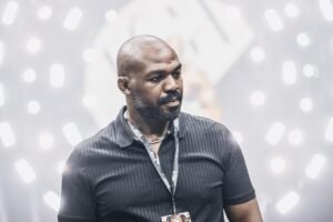 الاتحاد الدولي للملاكمة يضم جون جونز سفيراً عالمياً للملاكمة بدون قفازات