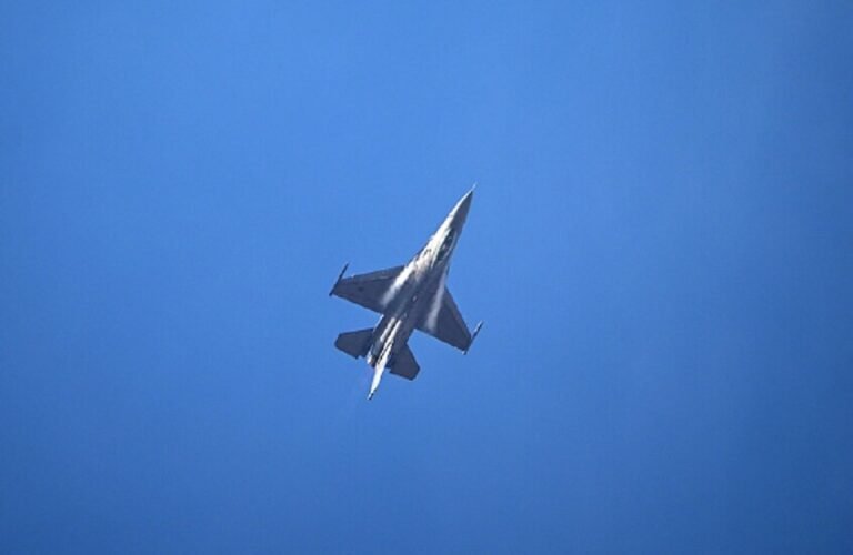 هبوط اضطراري لمقاتلة أمريكية F-16