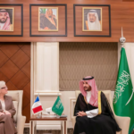 وزير الدفاع يبحث مع وزيرة القوات المسلحة الفرنسية تعزيز التعاون وإدانة الاعتداءات الإيرانية على المملكة