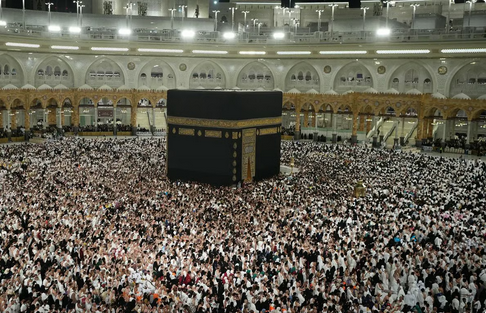 مشاهد إيمانية لطواف لا ينقطع في صحن المطاف فجر 15 رمضان