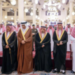 أمير الرياض يؤدي صلاة الميت على الأميرة نوره بنت عبدالعزيز بجامع الإمام تركي بن عبدالله