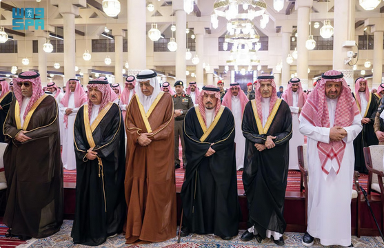 أمير الرياض يؤدي صلاة الميت على الأميرة نوره بنت عبدالعزيز بجامع الإمام تركي بن عبدالله