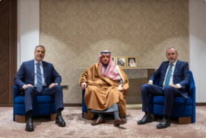 فيصل بن فرحان يبحث مع وزيري خارجية الأردن وتركيا تنسيق المواقف العربية والإسلامية