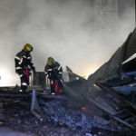 الدفاع المدني البحريني يخمد حريقًا في منشأة تضررت جراء العدوان الإيراني