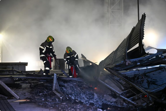 الدفاع المدني البحريني يخمد حريقًا في منشأة تضررت جراء العدوان الإيراني