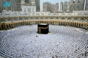 جموع المصلين يؤدون صلاة عيد الفطر في المسجدين الحرام والنبوي ومناطق المملكة