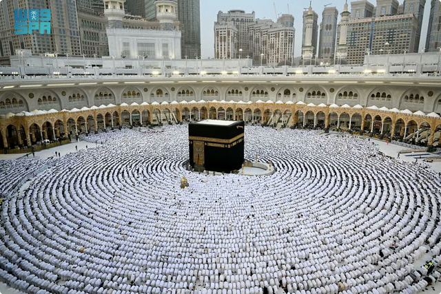 جموع المصلين يؤدون صلاة عيد الفطر في المسجدين الحرام والنبوي ومناطق المملكة