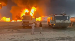 بالفيديو.. إطفاء الجيش الكويتي يساند السيطرة على حريق خزانات وقود مطار الكويت الدولي