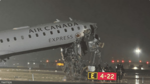 حادث مأساوي في نيويورك.. مصرع طاقم طائرة بعد اصطدامها بمركبة إطفاء في مطار لاغوارديا