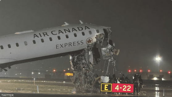 حادث مأساوي في نيويورك.. مصرع طاقم طائرة بعد اصطدامها بمركبة إطفاء في مطار لاغوارديا