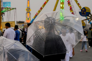 أمطار غزيرة وبَرَد ينعشان أجواء الربيع في الباحة ويجذبان الزوار