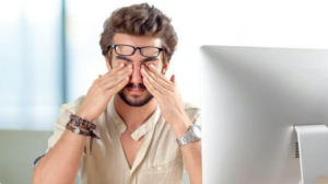 8 إشارات خفية تدل على إجهاد العين بسبب الشاشات… انتبه لها قبل أن تتفاقم