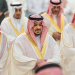 نائب أمير الرياض يؤدي صلاة الميت على حرم الشيخ سلطان بن سلمان بن حثلين بجامع الإمام تركي